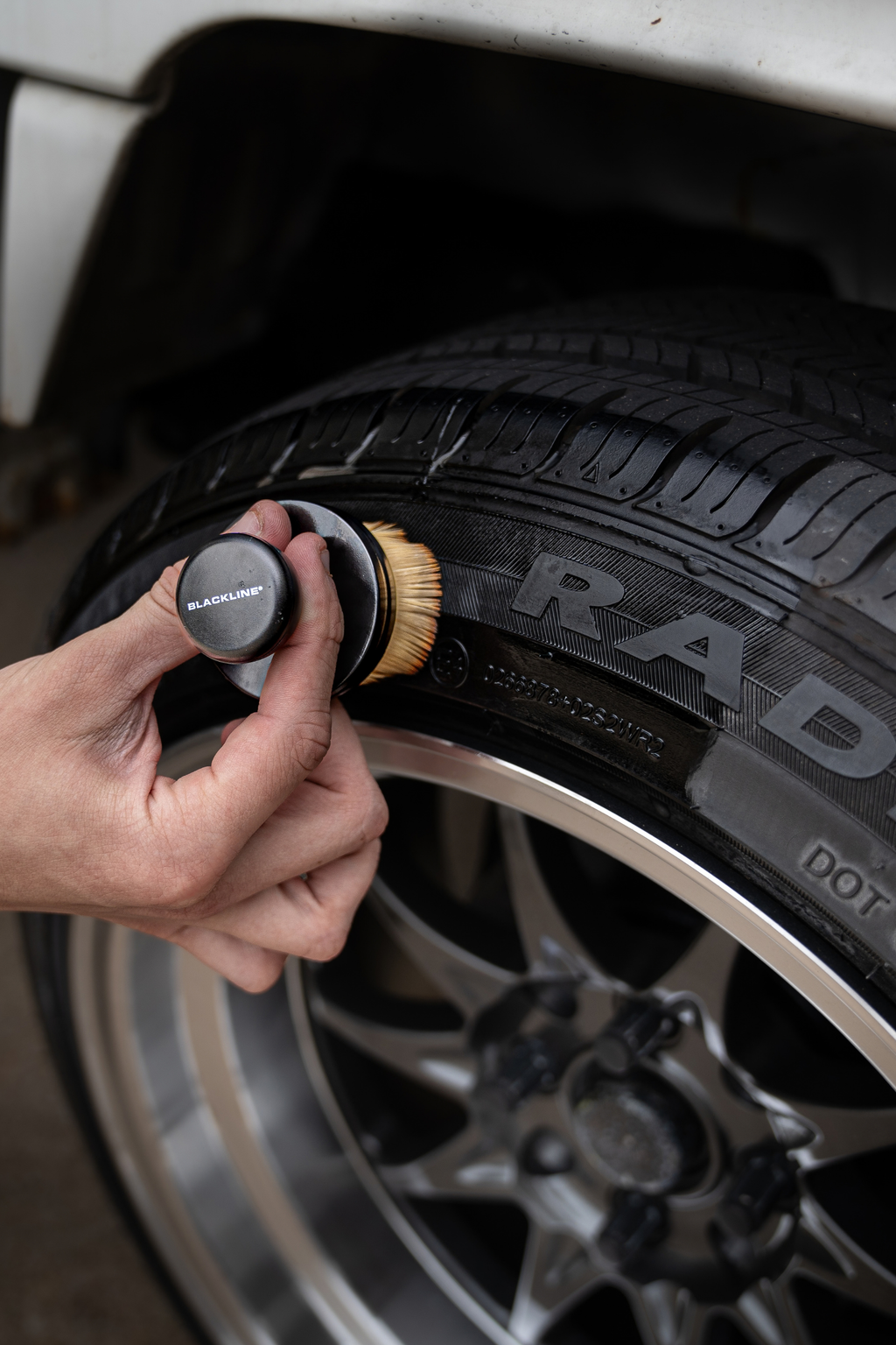 BLACKLINE® TIRE SHINE APPLICATOR BRUSH