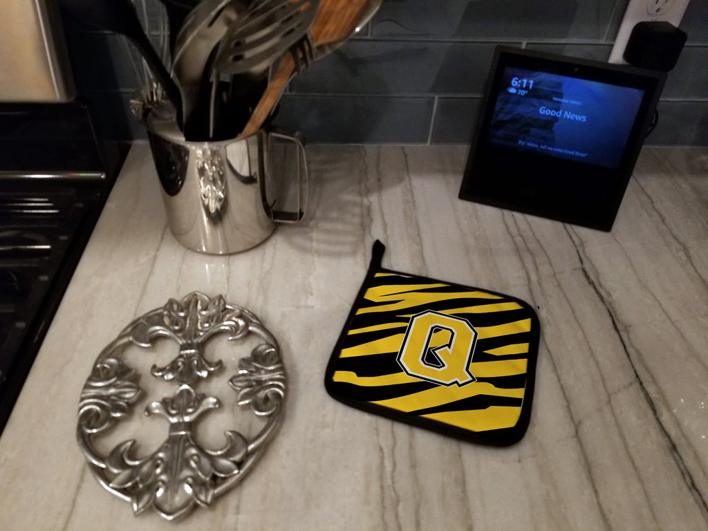 Letter Q Initial Tiger Stripe - Black Gold  Pot Holder Set of 2 Heat Resistant Quilted Hot Pads 7.5 x 7.5 Inch, Insulated Kitchen Trivets for Cooking & Baking