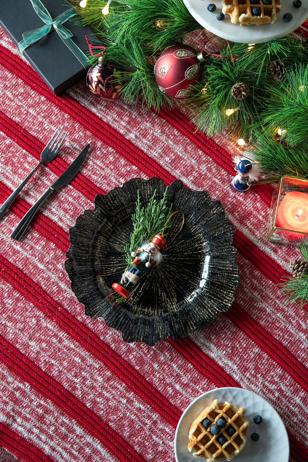 Plastic Charger Plate (Set of 8) with Elegant Design - Black, Green, or Red