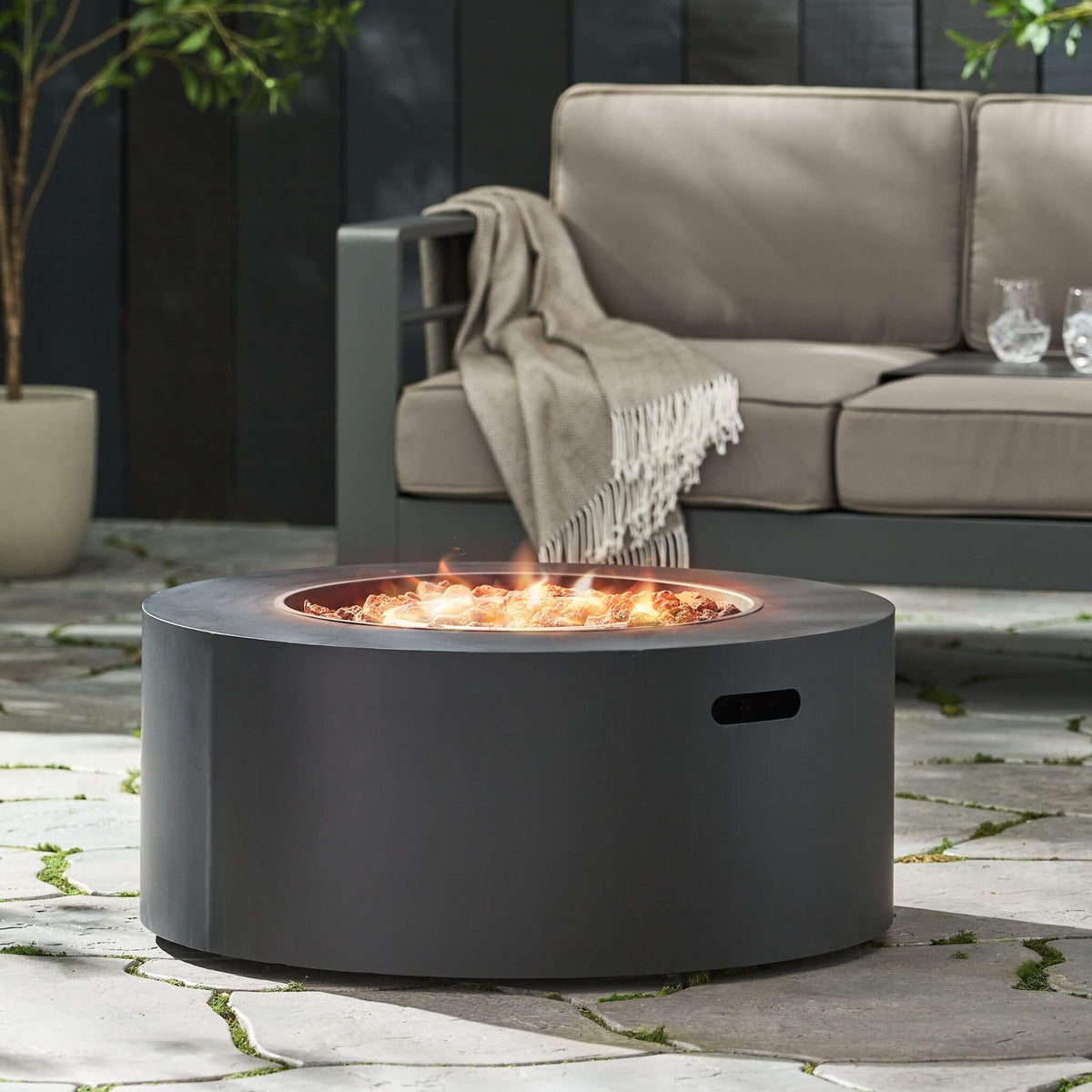 Modern 32-Inch 40K BTU Round Iron Propane Fire Pit (SAK29102)